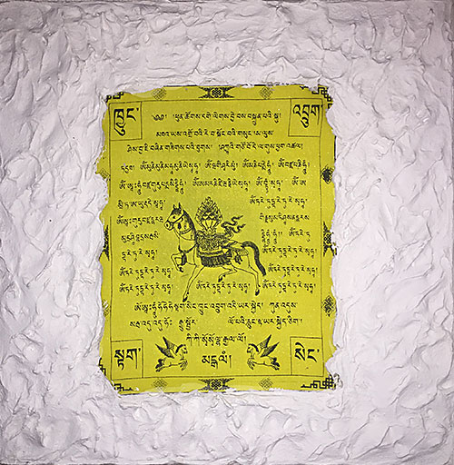 bild_titel (CHF 140.-)<br />Leinwand 40x40cm, Modeliermasse und tibetische Gebetsfahne